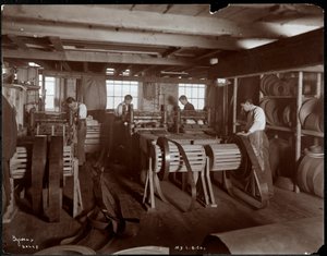 Interiørbilde av menn som arbeider med skinn ved New York Leather Belting Co., New York, 1905 (sølv gelatintrykk)